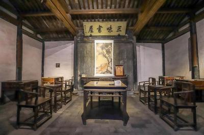 绍兴旅游必打卡,三味书屋,看鲁迅座位下的早字
