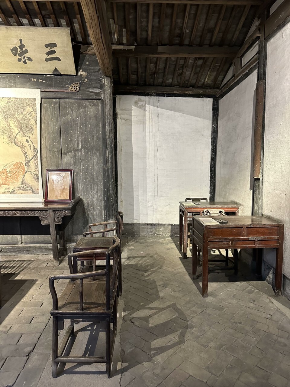 在"三味书屋"中,鲁迅先生或许曾无数次地翻阅这些经典,也从中